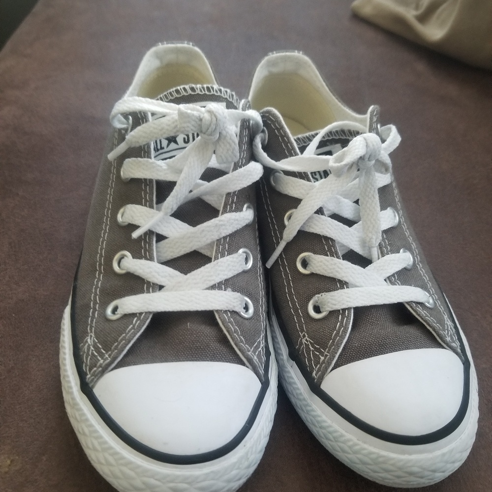 Gray converse shoes